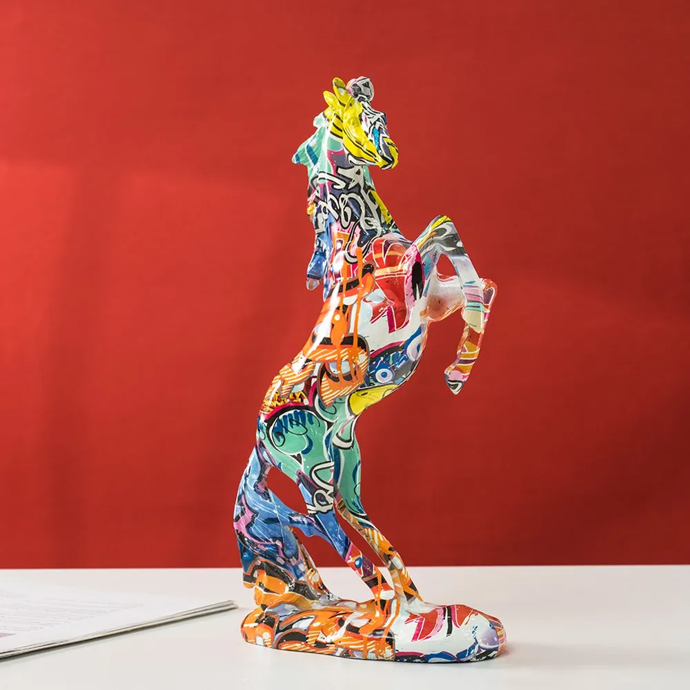 Resin Art Decoration Items - 馬の彫像の落書き、ポップアート、モダンな装飾品、リビングルーム、オフィス、本棚、または室内の棚の装飾に最適