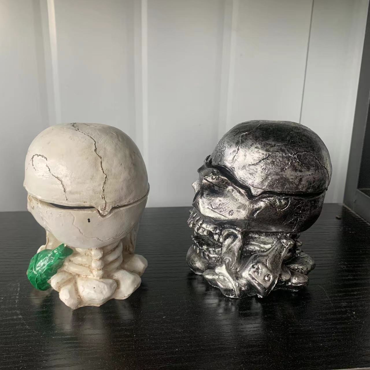 ハロウィン新作ヨーロッパ風アート置物オーナメント骸骨灰皿リビ - Resin Art Gift For Wedding のレビューと価格