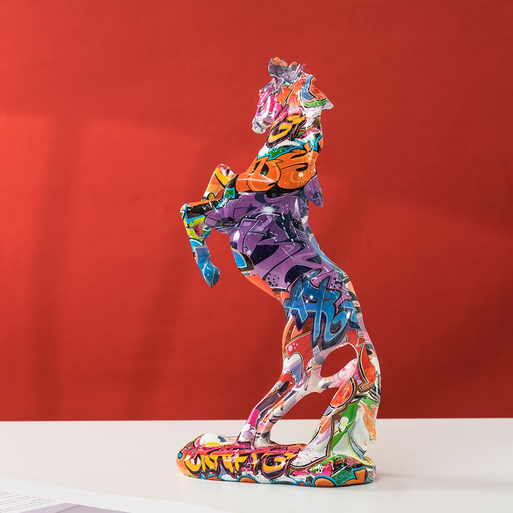 馬の彫像の落書き、ポップアート、モダンな装飾品、リビングルー - Resin Art Decoration Items のレビューと価格