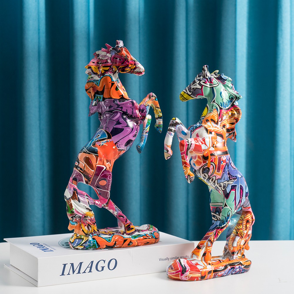 馬の彫像の落書き、ポップアート、モダンな装飾品、リビングルー - Resin Art Decoration Items のレビューと価格
