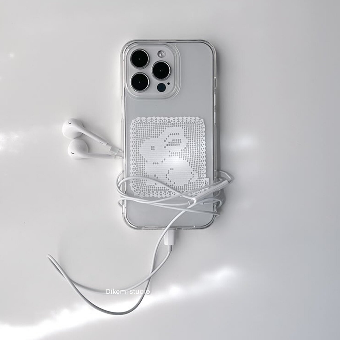 韓国風白いレース柄のウサギのスマホケース iPhone 17 - Resin Art Phone Case のレビューと価格