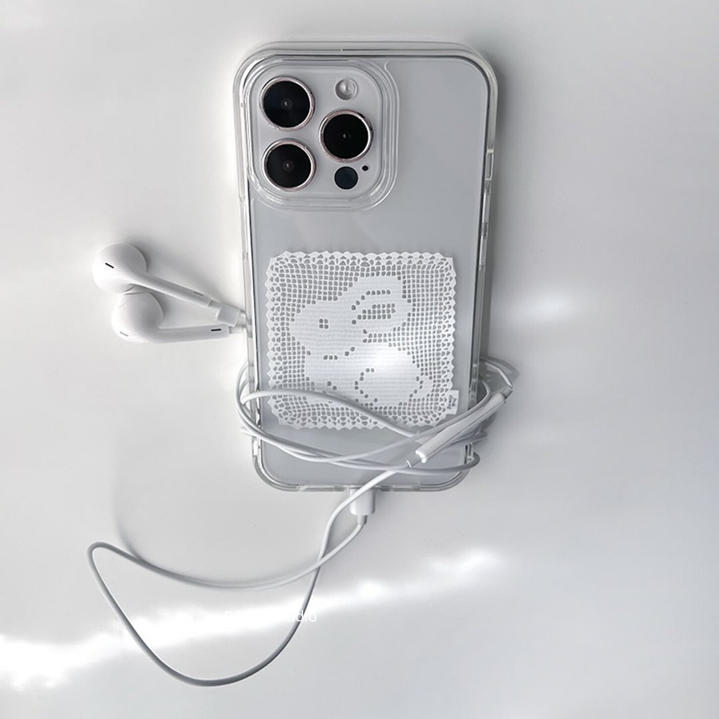 韓国風白いレース柄のウサギのスマホケース iPhone 17 - Resin Art Phone Case のレビューと価格