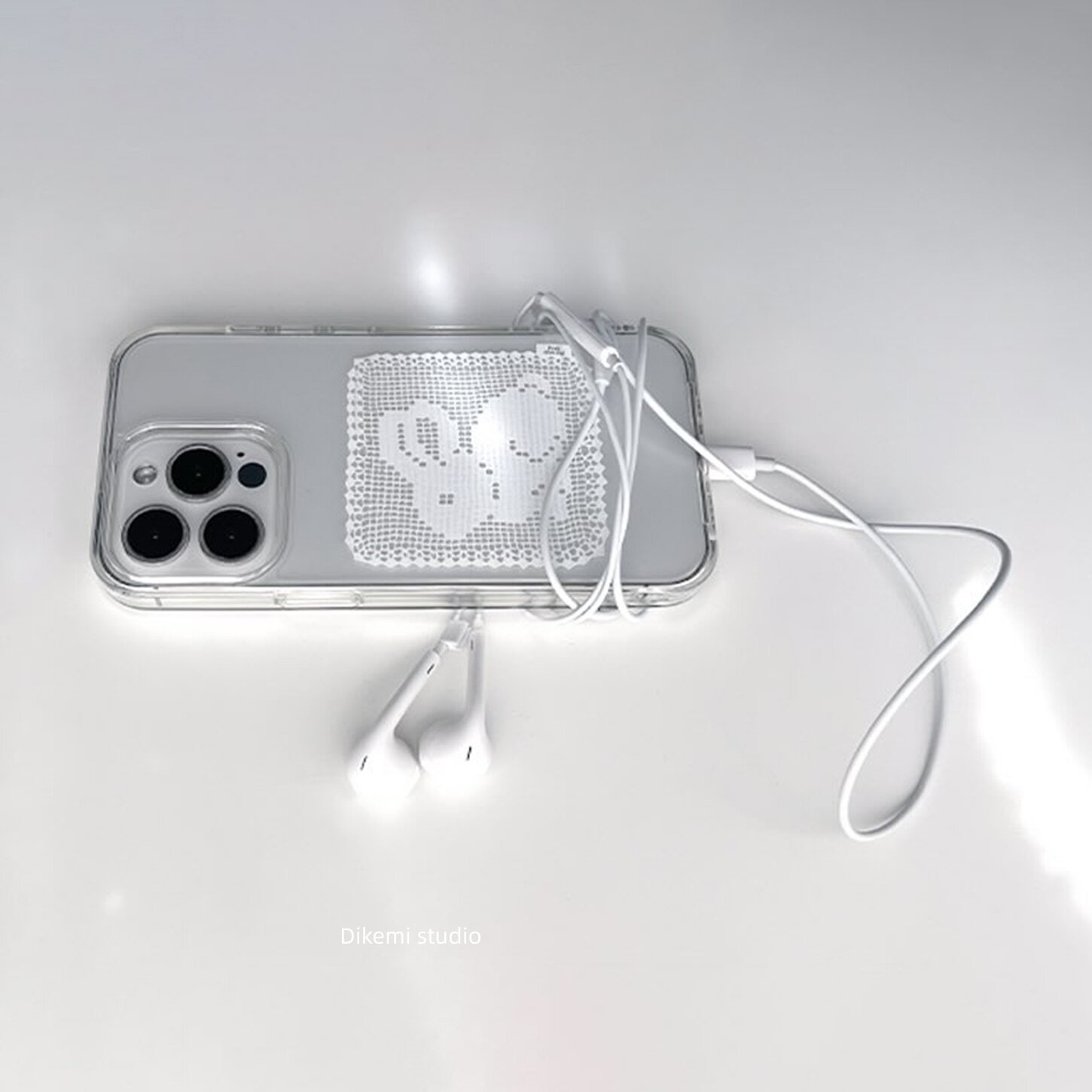 韓国風白いレース柄のウサギのスマホケース iPhone 17 - Resin Art Phone Case のレビューと価格